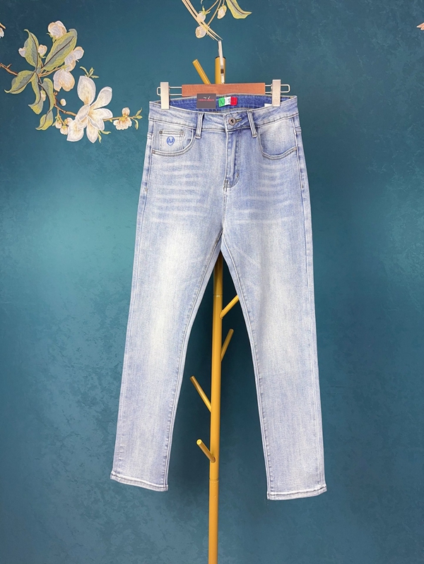 ブランドジーンズ背面デザイン